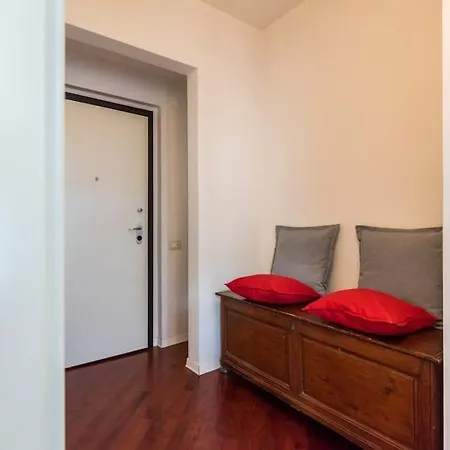 Renovated 19th Century Apartamento