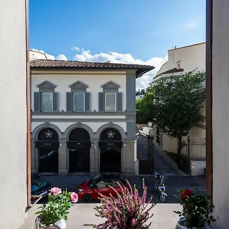 Renovated 19th Century Apartamento *