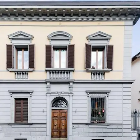 Renovated 19th Century Apartamento