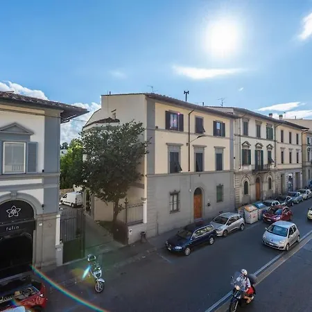 Renovated 19th Century Apartamento *