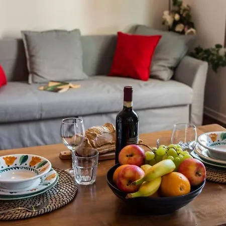 Renovated 19th Century Apartamento
