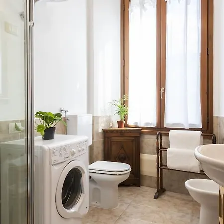 Renovated 19th Century Apartamento *